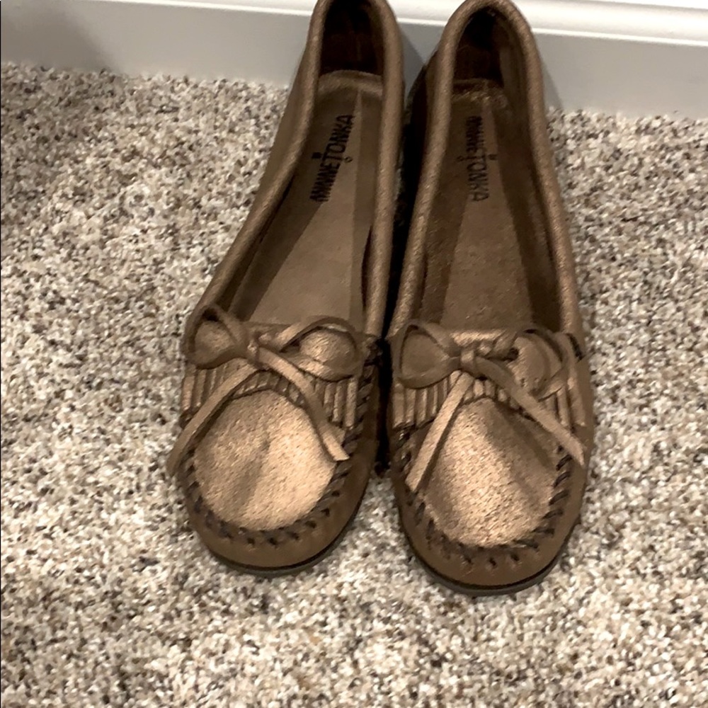 New Minnetonka bronze metallic moccasins Rare